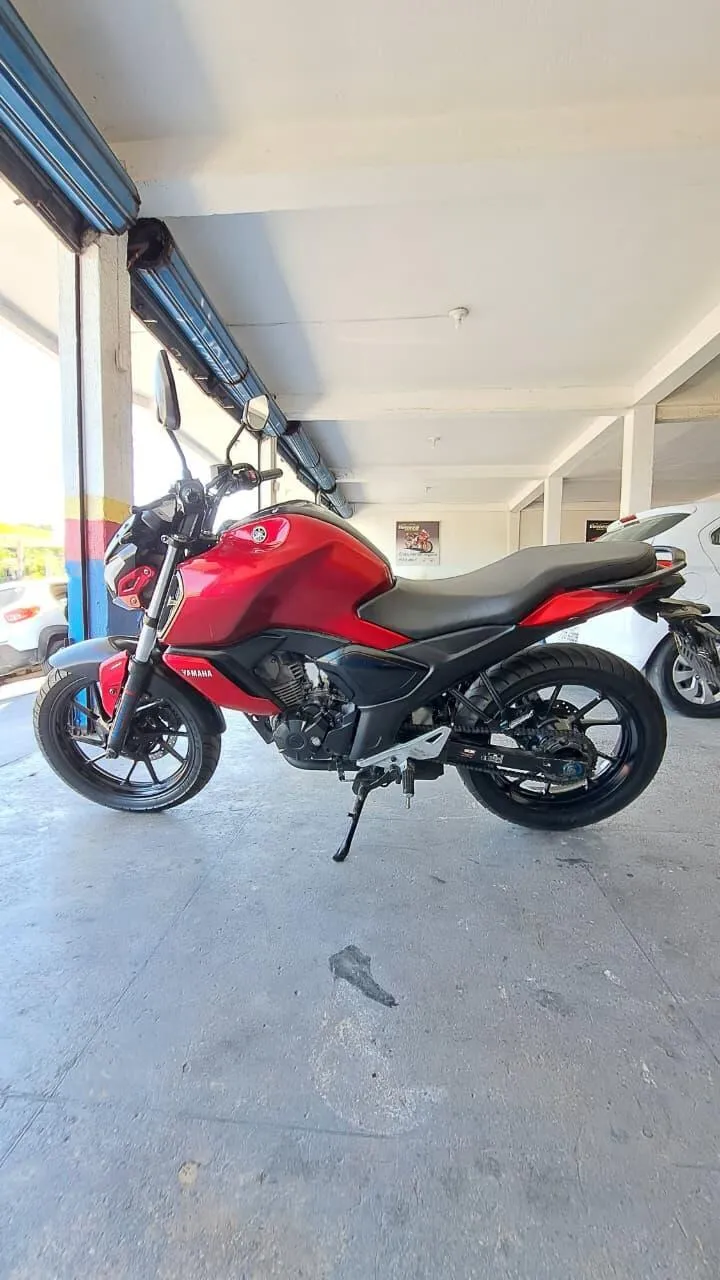 YAMAHA FZ 15 ABS LATERAL ESQUERDA